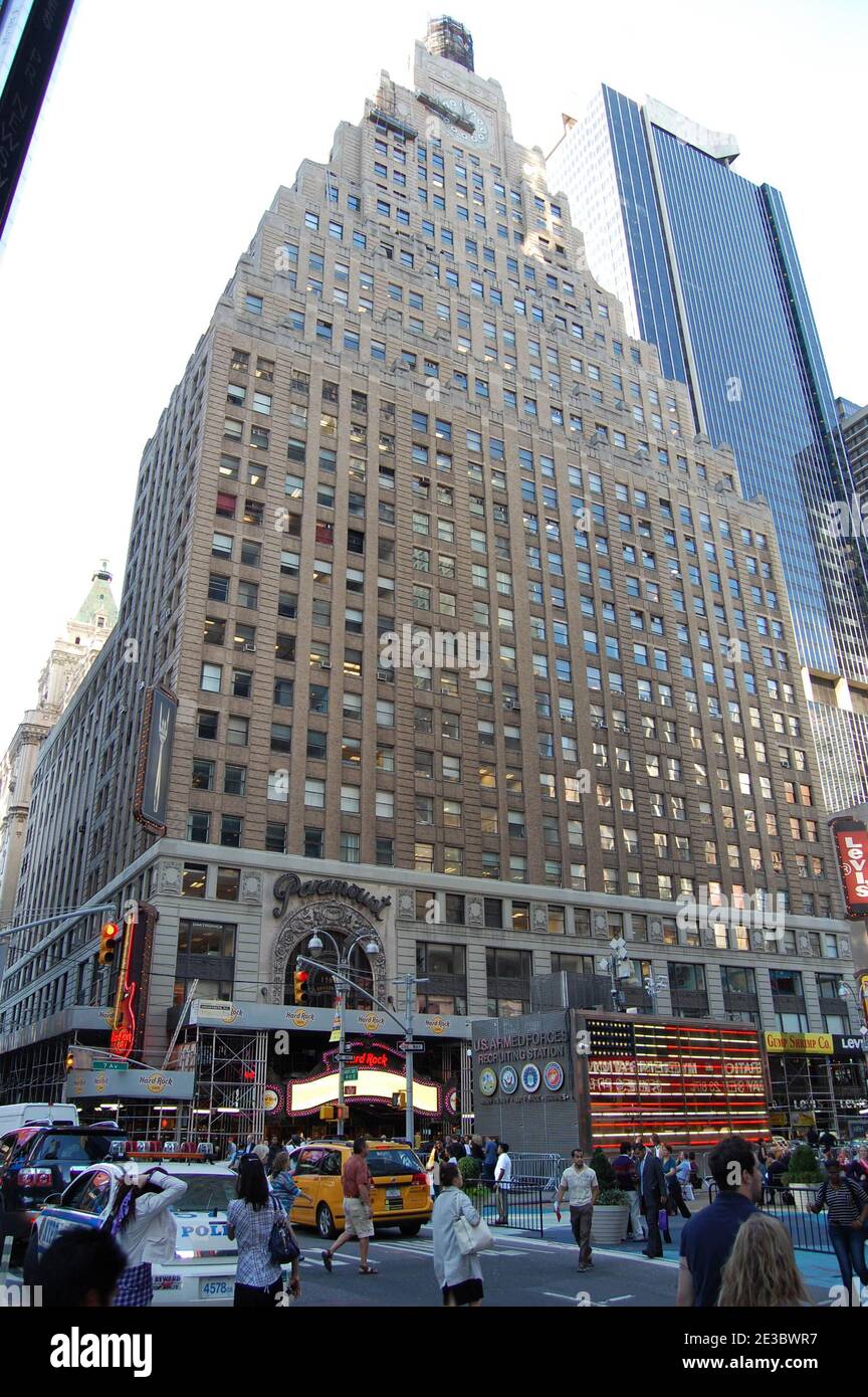 Time Square drapeau américain Etats-Unis Paramount Building New York Etats-Unis le drapeau du Paramount Building néon haute vue véhicules magasiner les magasins les acheteurs à l'extérieur Banque D'Images