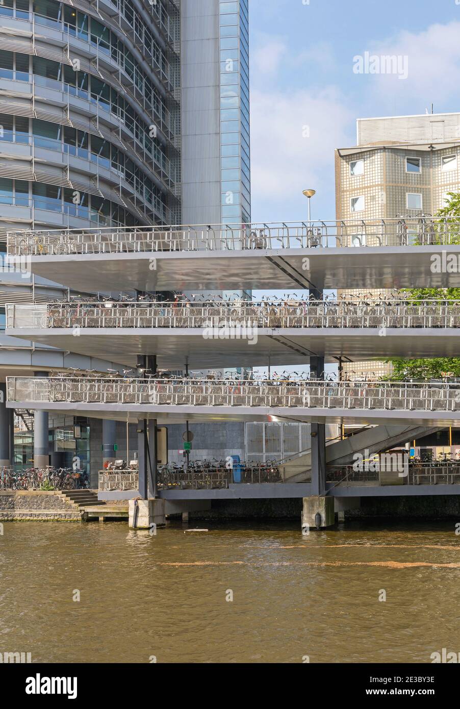 Parking sur plusieurs niveaux pour vélos à Amsterdam Banque D'Images