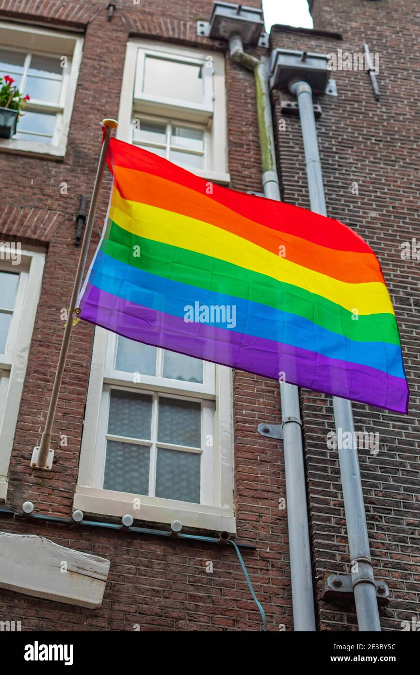 La fierté d'un drapeau arc-en-ciel à bâtir à Amsterdam Banque D'Images