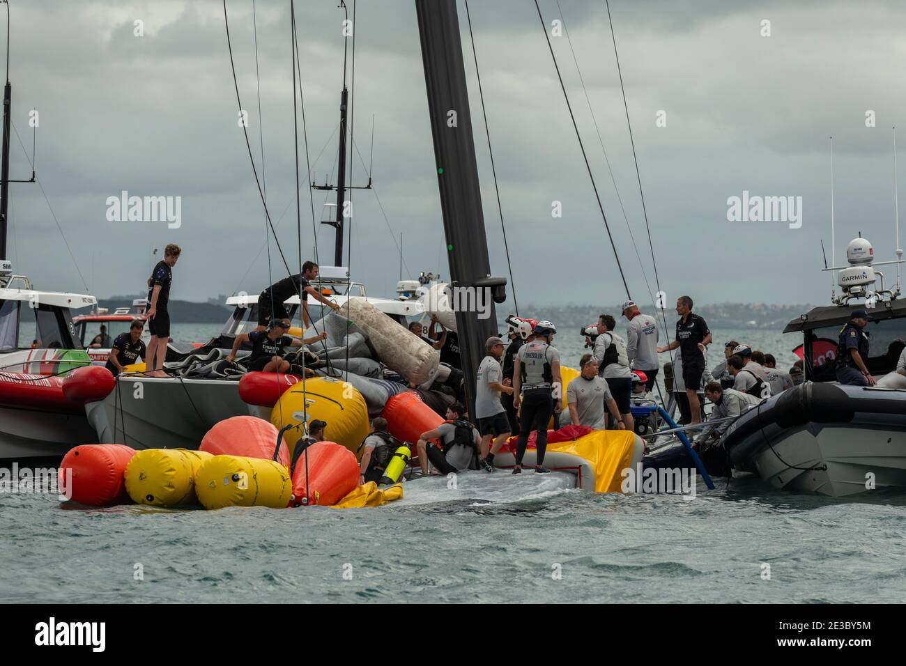 Auckland, Nouvelle-Zélande. 17 janvier 2021. Les membres de l'équipe Emirates New Zealand Team, dont Peter Burling, participent au rétablissement de Patriot après la cachonnage de la magie américaine lors de leur match Round Robin 2 contre l'équipe Luna Rossa Prada Pirelli. Coupe Prada. Dimanche 17 janvier 2021. Photo de droits d'auteur: Chris Cameron Banque D'Images