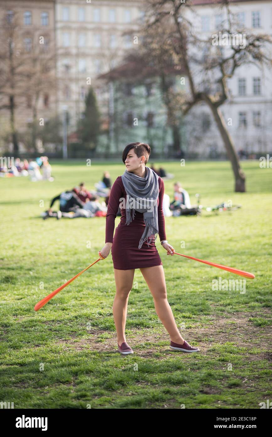 Prague, République tchèque. 09-23-2019. Des artistes de rue jouent dans un parc en face du pont Charles et de la rivière Vltava pendant une journée ensoleillée à Pra Banque D'Images