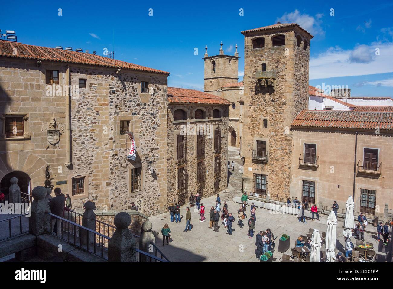 Cáceres, site classé au patrimoine mondial de l'UNESCO, est une ville espagnole d'Estrémadure, ville fortifiée célèbre pour Torre del Bujaco et le palais Los Golfines de Abajo Banque D'Images