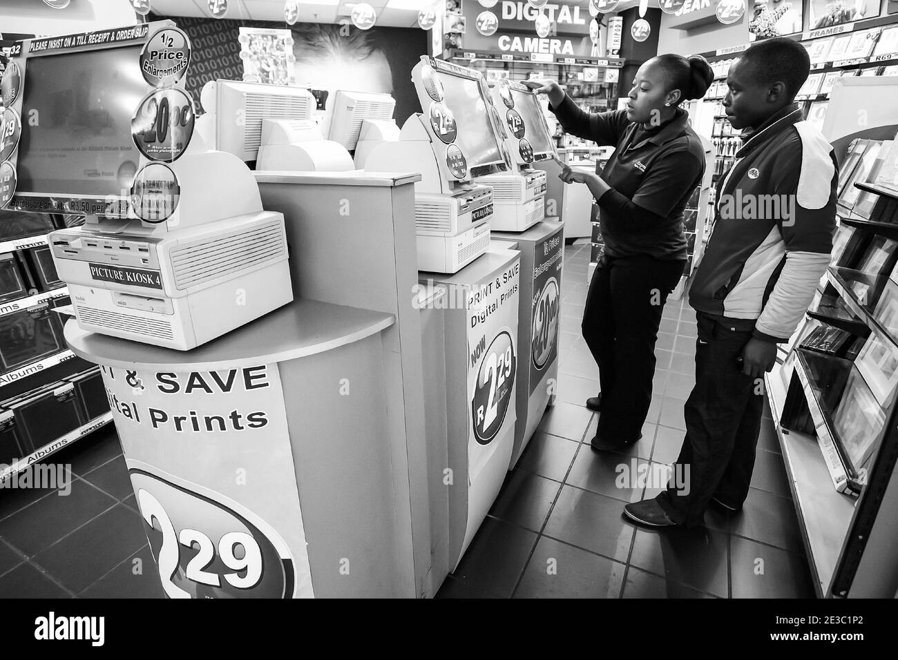 JOHANNESBURG, AFRIQUE DU SUD - 06 janvier 2021 : Johannesburg, Afrique du Sud - juillet 05 2011 : intérieur d'un laboratoire d'impression photo Kodak Express Banque D'Images