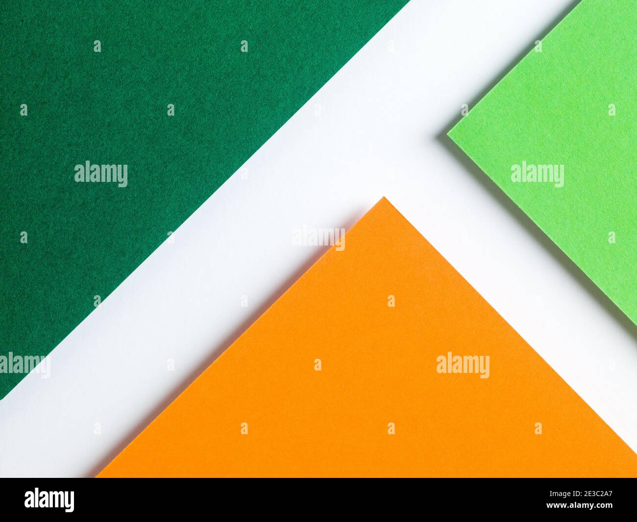 Arrière-plan de papier blanc orange et vert minimal Banque D'Images