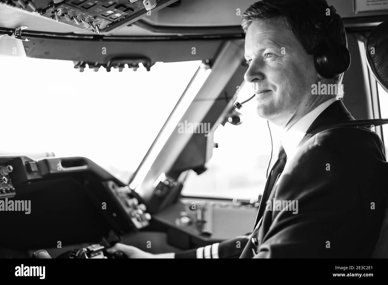 JOHANNESBURG, AFRIQUE DU SUD - 06 janvier 2021: Johannesburg, Afrique du Sud - 08 2012 mai: À l'épaule d'un pilote dans un cockpit géant Banque D'Images