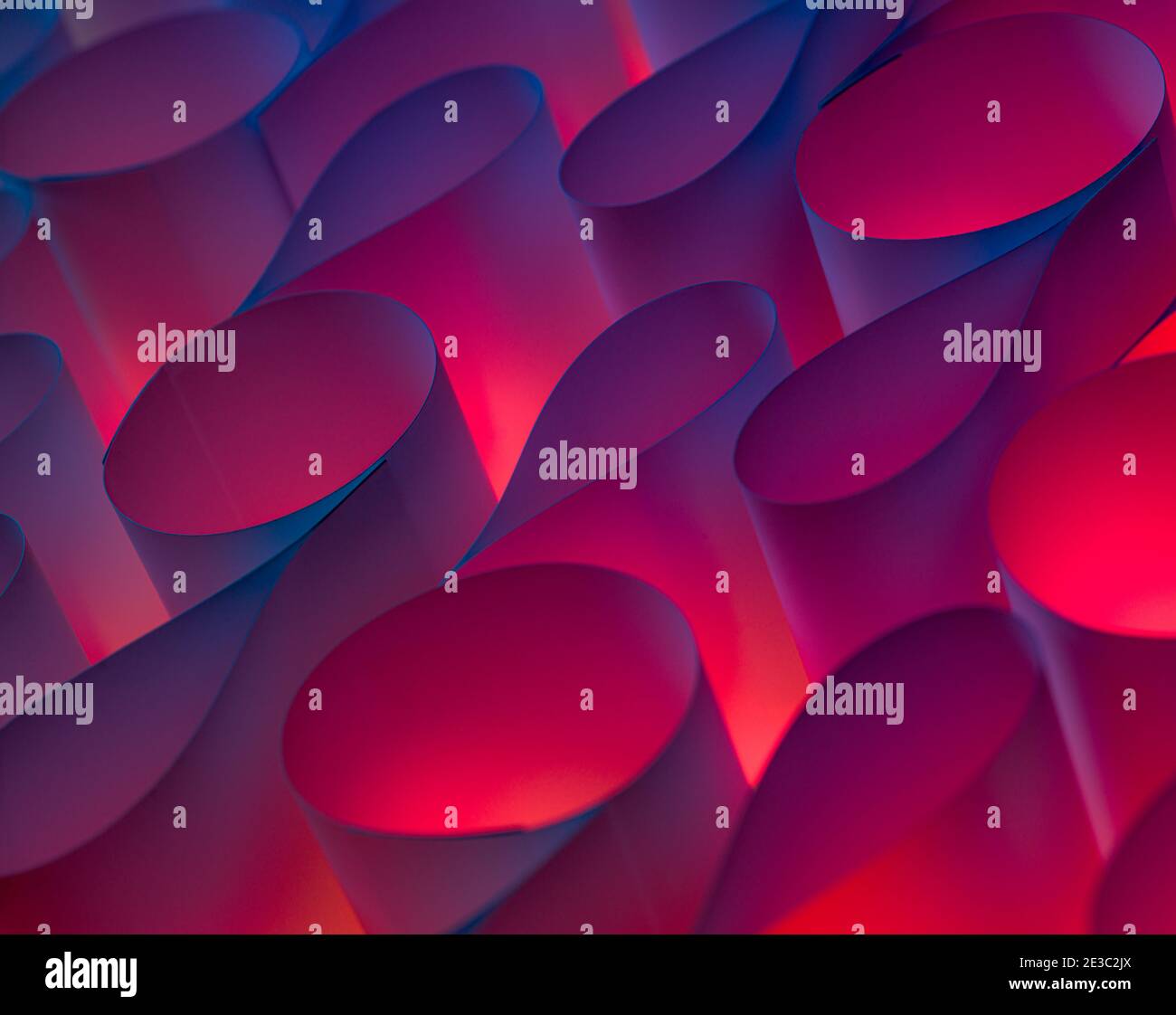 Photo abstraite en gros plan de formes courbes en blanc rétroéclairage  papier avec filtre bleu et rouge Photo Stock - Alamy