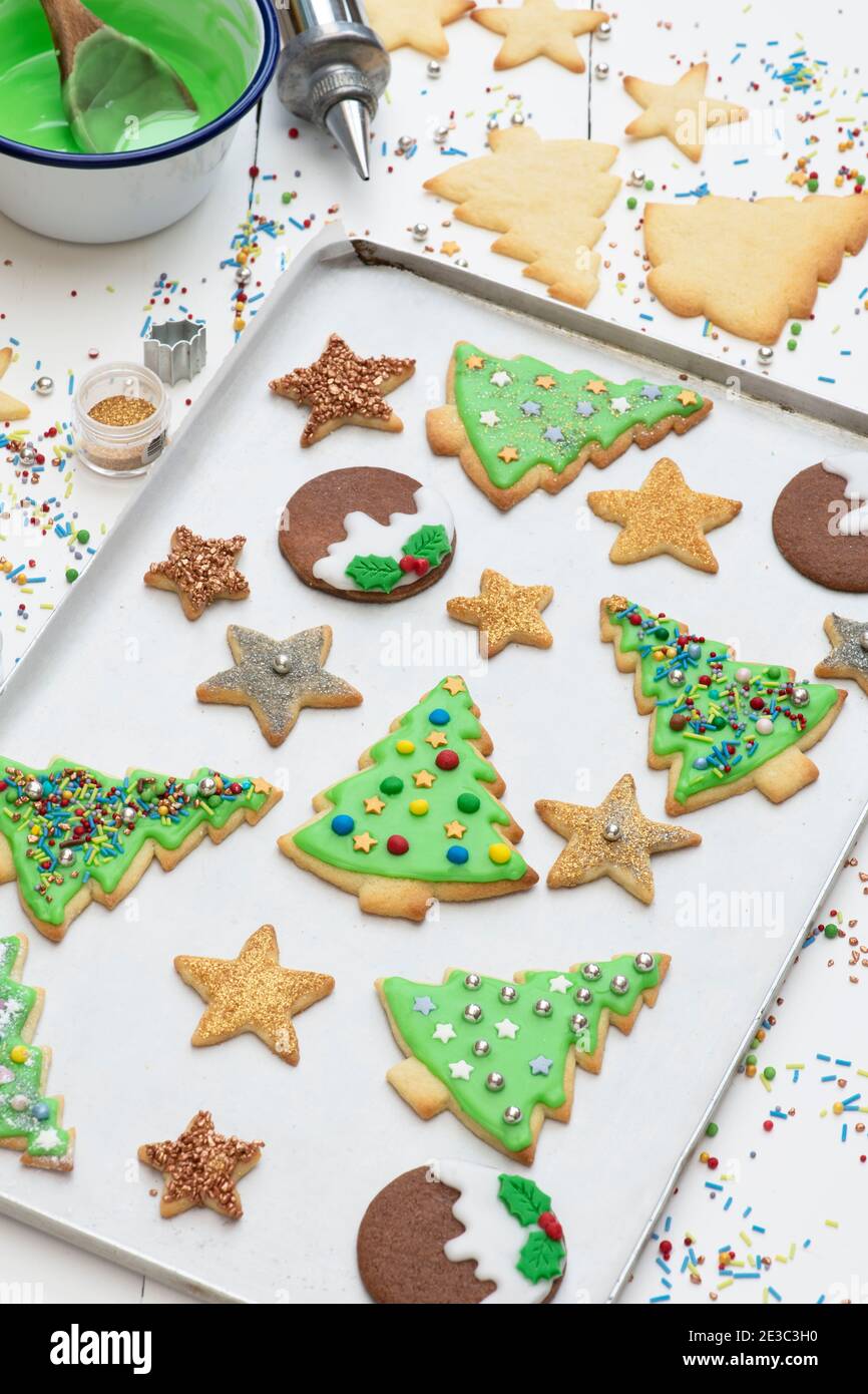 Biscuits et ingrédients de Noël faits maison Banque D'Images