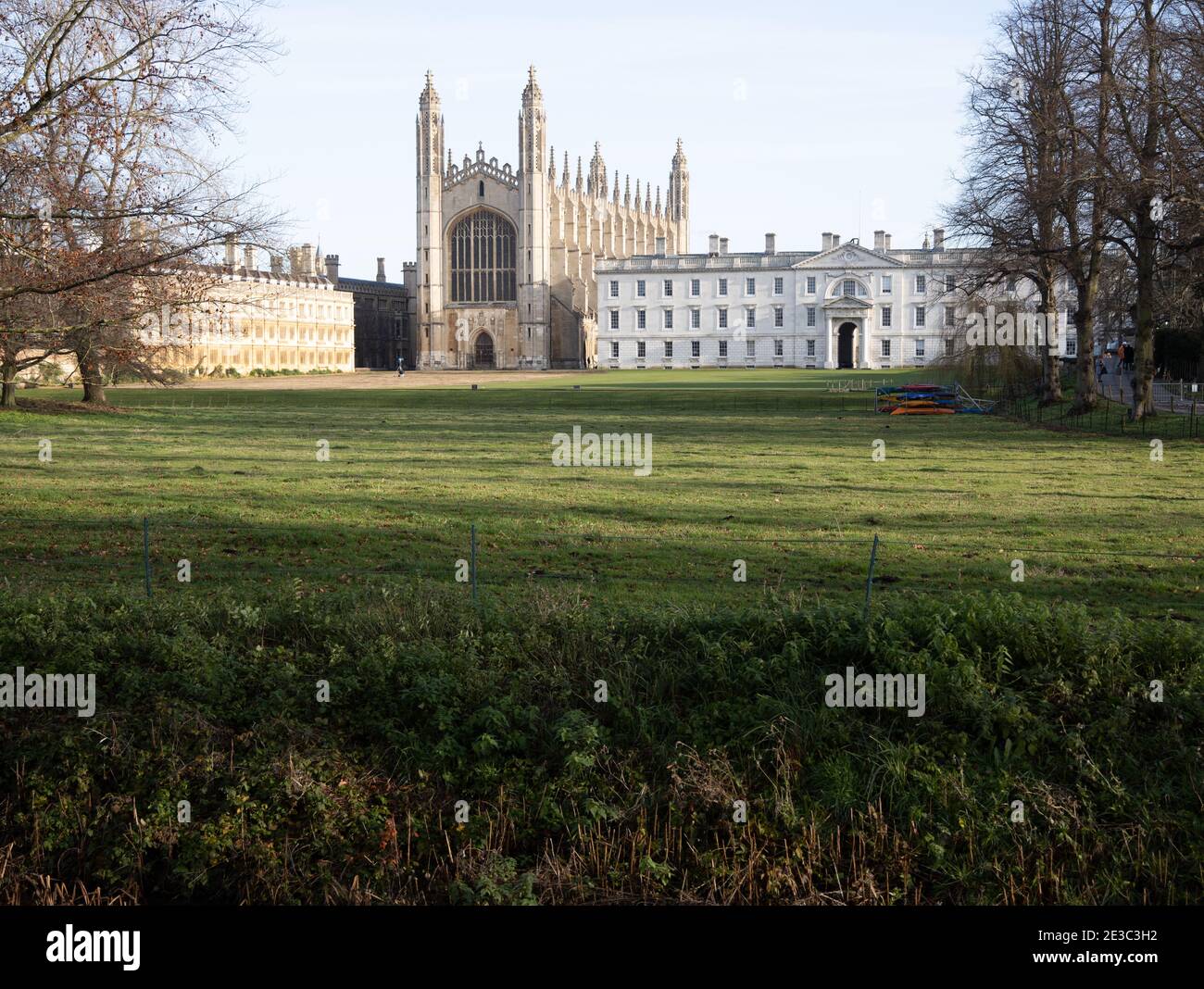 Les dos de Cambridge montrant la chapelle ironique de Kings College Angleterre Banque D'Images
