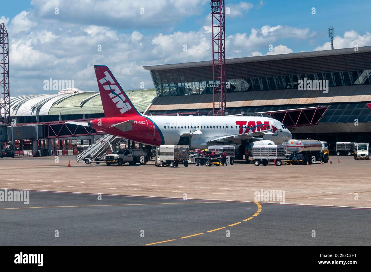 Un Airbus 319 - TAM Linhas à l'aéroport international de Brasilia à Brasilia, capitale du Brésil. TAM est un transporteur national brésilien et est le lar Banque D'Images