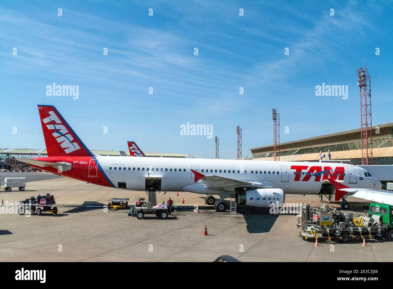 Un Airbus 321 - TAM Linhas à l'aéroport international de Brasilia à Brasilia, capitale du Brésil. TAM est un transporteur national brésilien et est le lar Banque D'Images