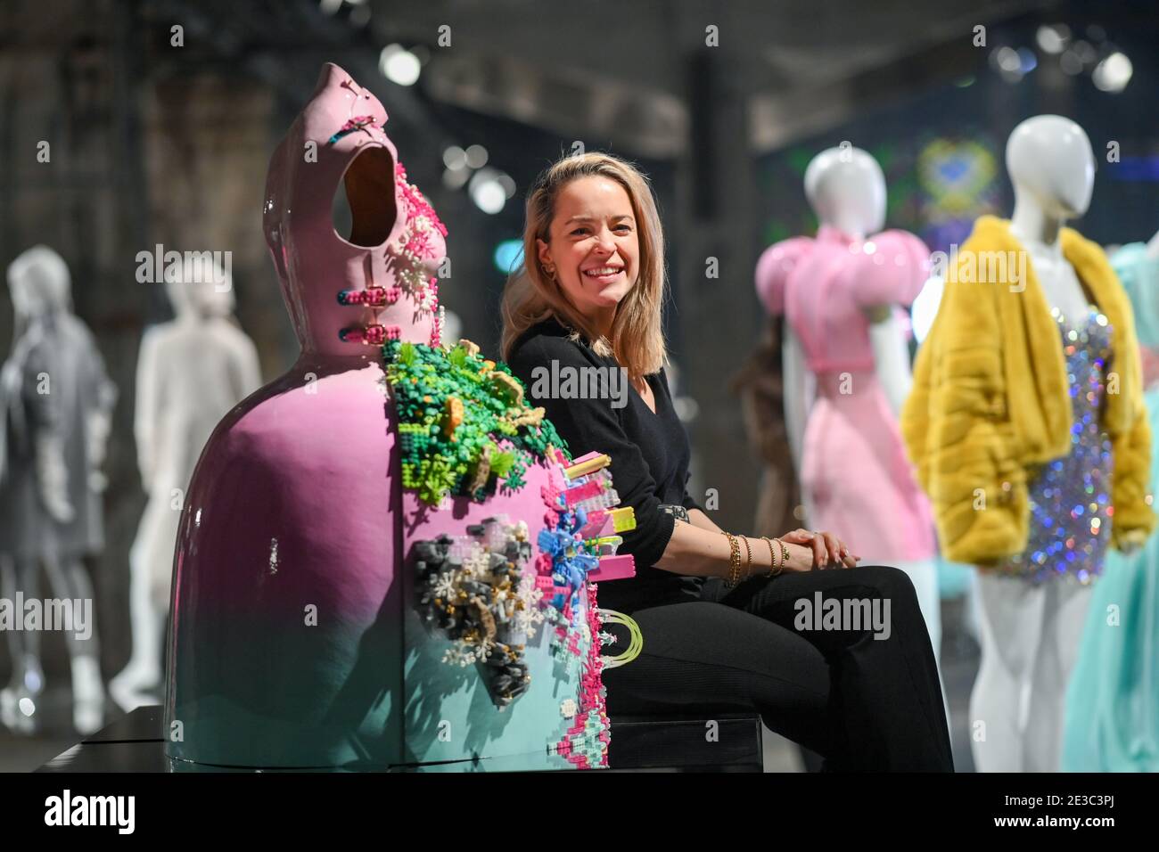 Berlin, Allemagne. 17 janvier 2021. Le couturier autrichien Marina Hoermanseder est assis au salon de Berlin dans le cadre de la Mercedes-Benz Fashion week pour la saison automne/hiver 2021/2022 à Kraftwerk, dans la Köpenicker Straße. Cette fois-ci, la semaine de la mode de Berlin a lieu sur Internet, les spectacles sont montrés en ligne en raison de la pandémie. Credit: Jens Kalaene/dpa-Zentralbild/dpa/Alay Live News Banque D'Images