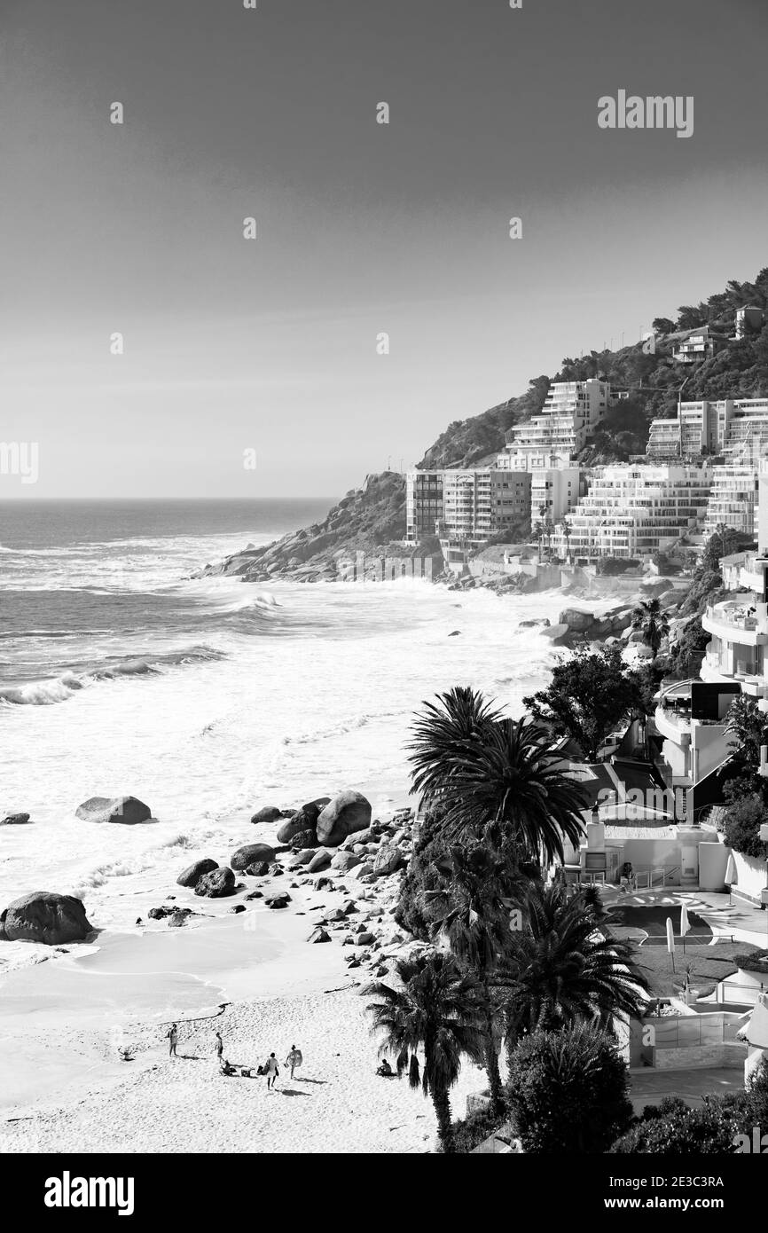CAPE TOWN, AFRIQUE DU SUD - 05 janvier 2021 : Cape Town, Afrique du Sud - 15 octobre 2019 : vue sur Clifton Beach et les appartements du Cap en Afrique du Sud Banque D'Images
