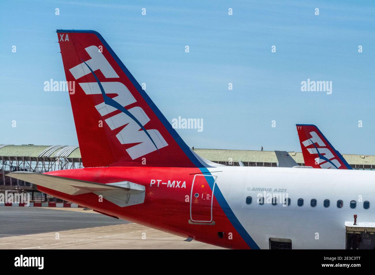Un Airbus 321 - TAM Linhas à l'aéroport international de Brasilia à Brasilia, capitale du Brésil. TAM est un transporteur national brésilien et est le lar Banque D'Images