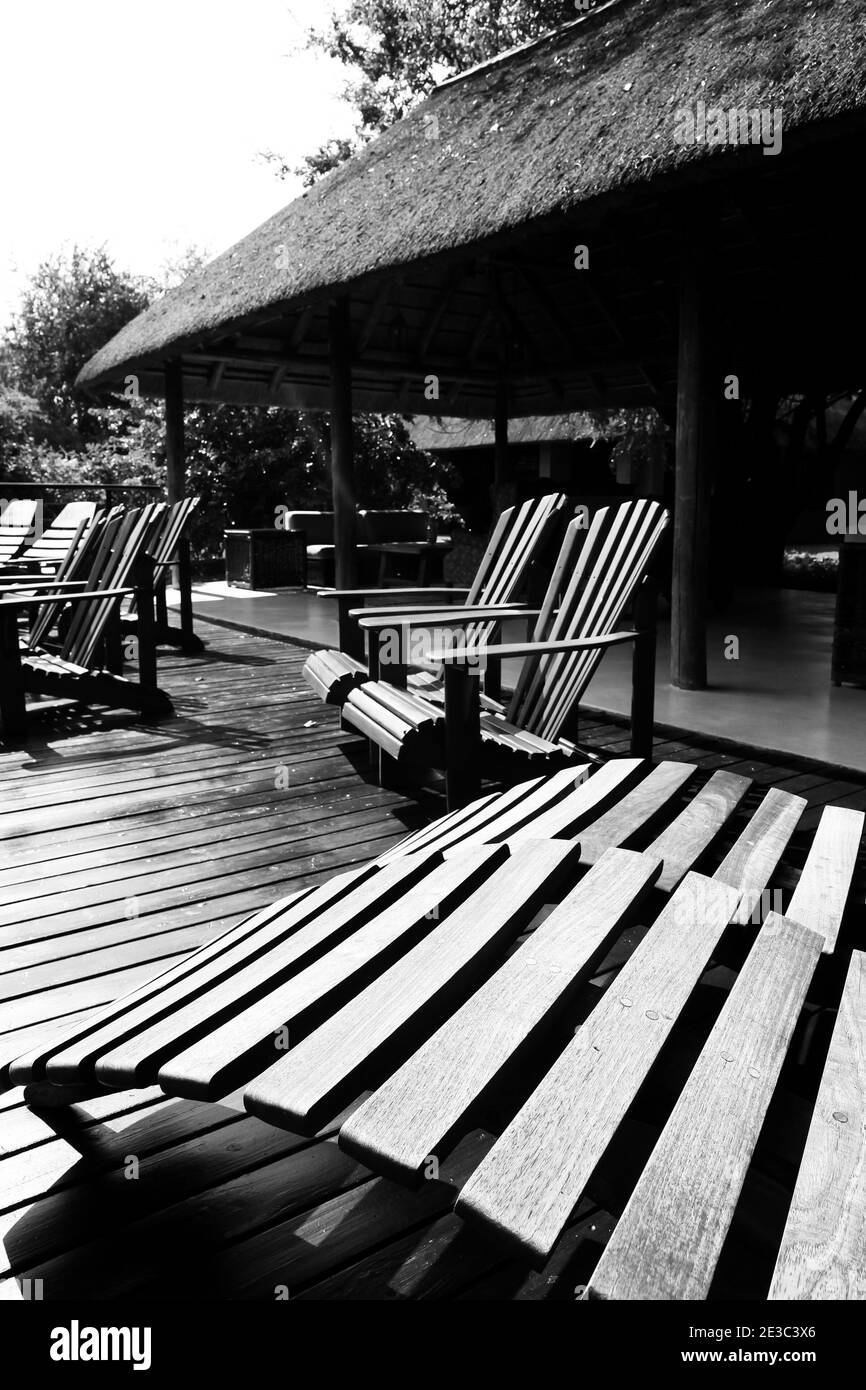 SABI SABI, AFRIQUE DU SUD - 05 janvier 2021: Sabi Sabi, Afrique du Sud - 5 mai 2012: Sabi Sabi réserve de jeux privée piscine et chaises longues au pavillon principal Banque D'Images