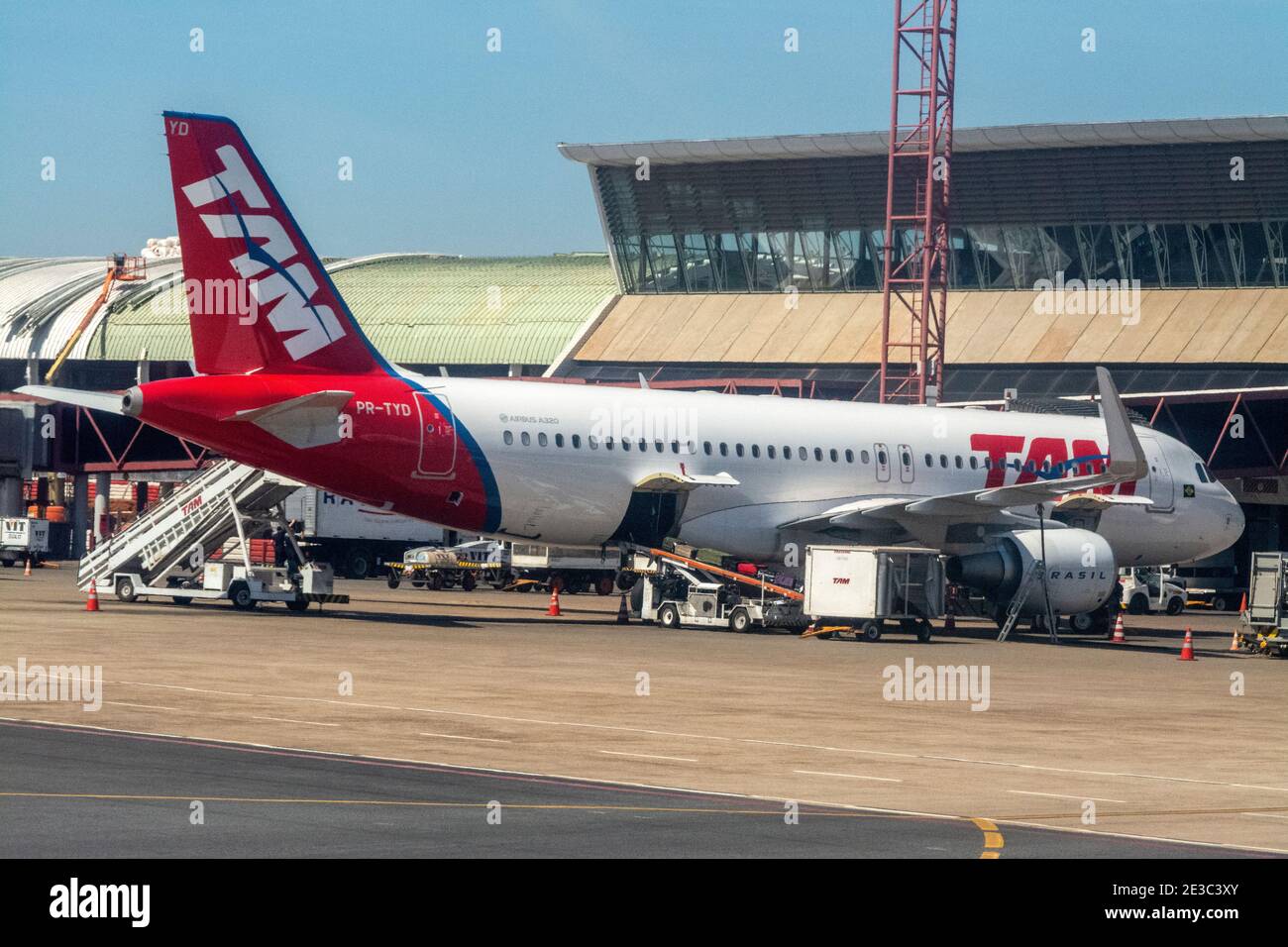 Un Airbus 320 - TAM Linhas à l'aéroport international de Brasilia à Brasilia, capitale du Brésil. TAM est un transporteur national brésilien et est le lar Banque D'Images
