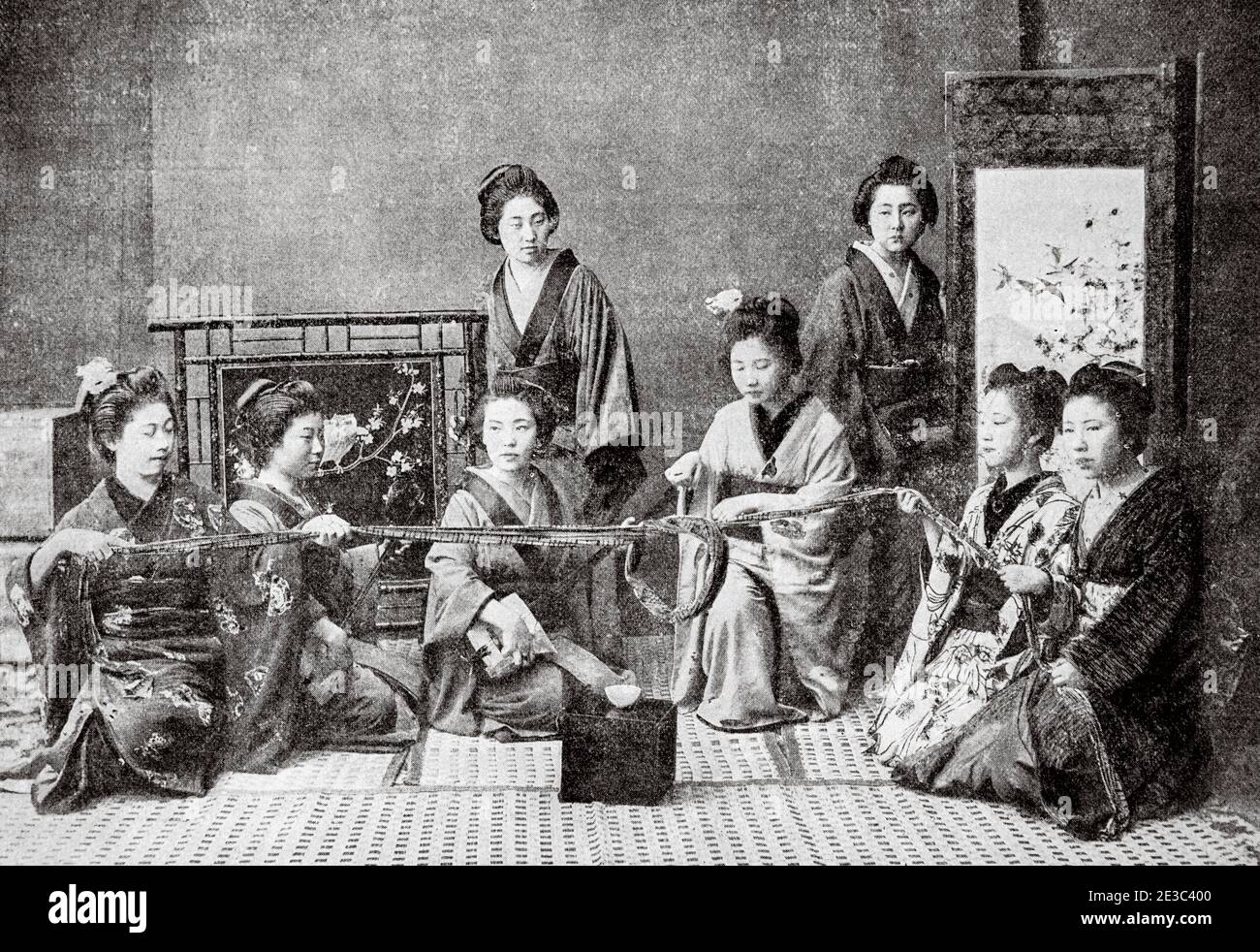 Ancienne photographie. Coutumes et traditions japonaises, Geishas jouant le shamisen, Tokyo. Japon. Illustration gravée de la Ilustracion Española y Americana datant du XIXe siècle 1894 Banque D'Images