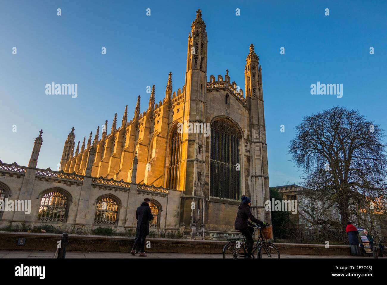 Soleil d'automne et ciel bleu clair au-dessus de Kings College Cambridge Banque D'Images
