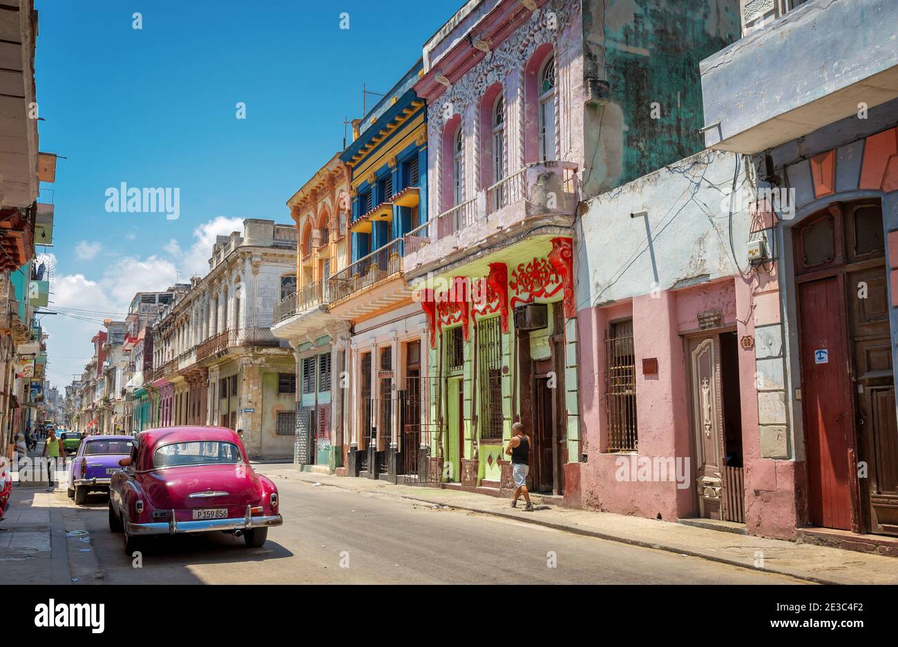 Rue colorée avec de vieilles voitures classiques à la Havane; Cuba Banque D'Images