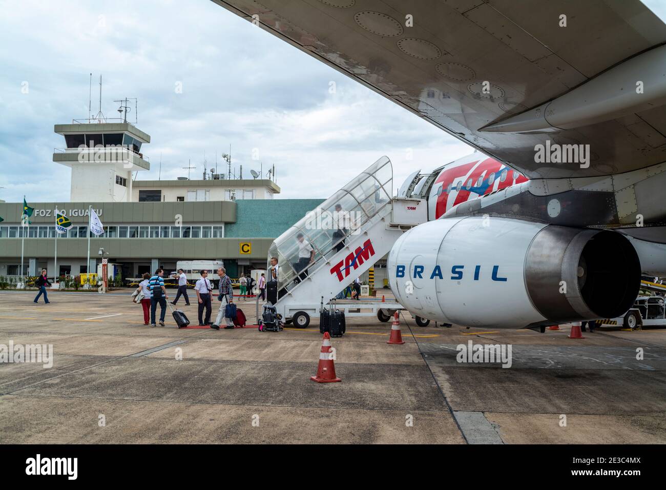 Un vol domestique TAM (compagnies aériennes brésiliennes) qui déchargent ses passagers à l'aéroport international Foz do Iguaçu/Cataratas, près de Foz do Iguaçu, à BR Banque D'Images