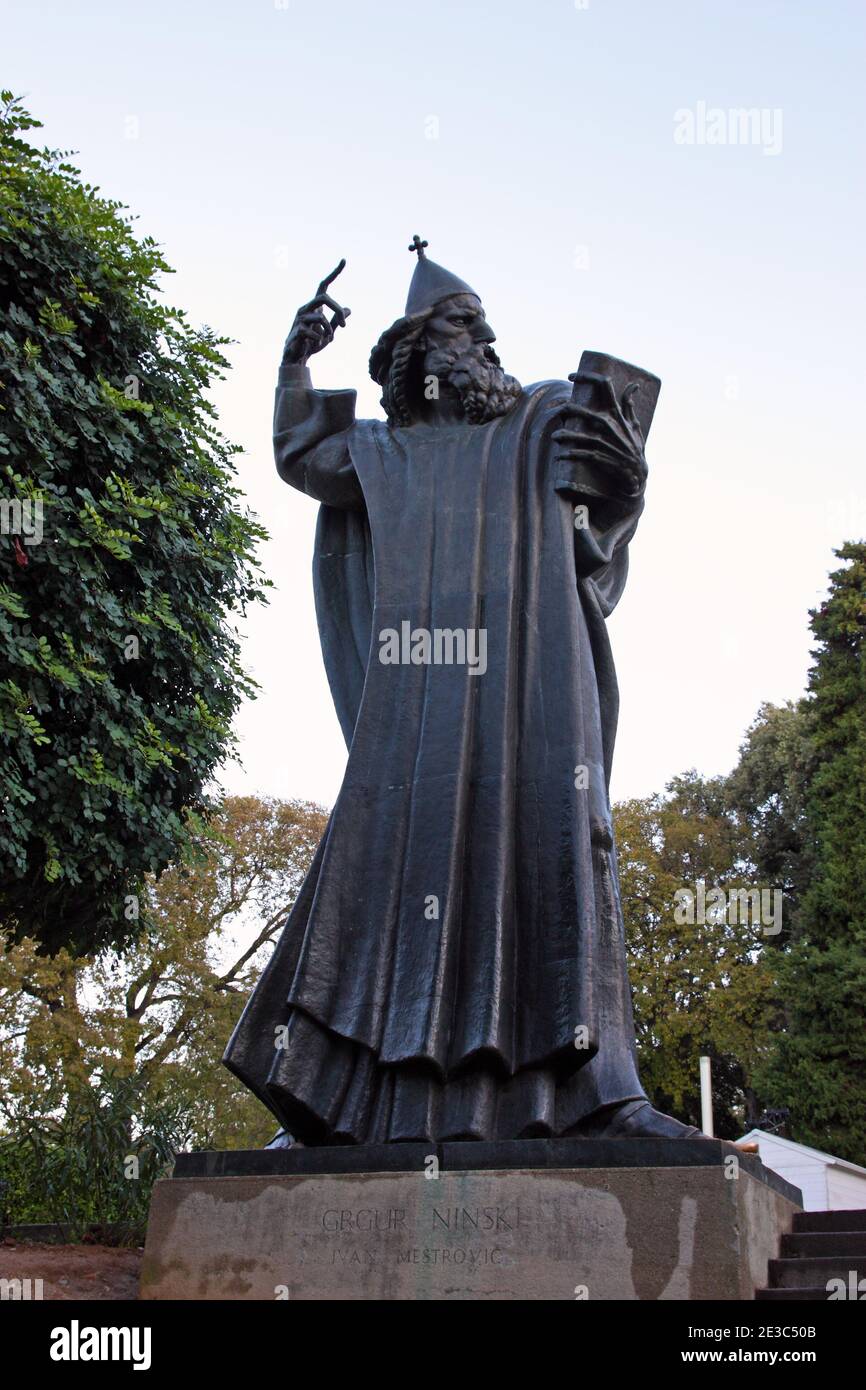 SPLIT, CROATIE – 30 NOVEMBRE 2019 : statue de l'évêque Gregory de Nin, par Ivan Mestrovic, situé à Split à côté du Palais de Dioclétien Banque D'Images