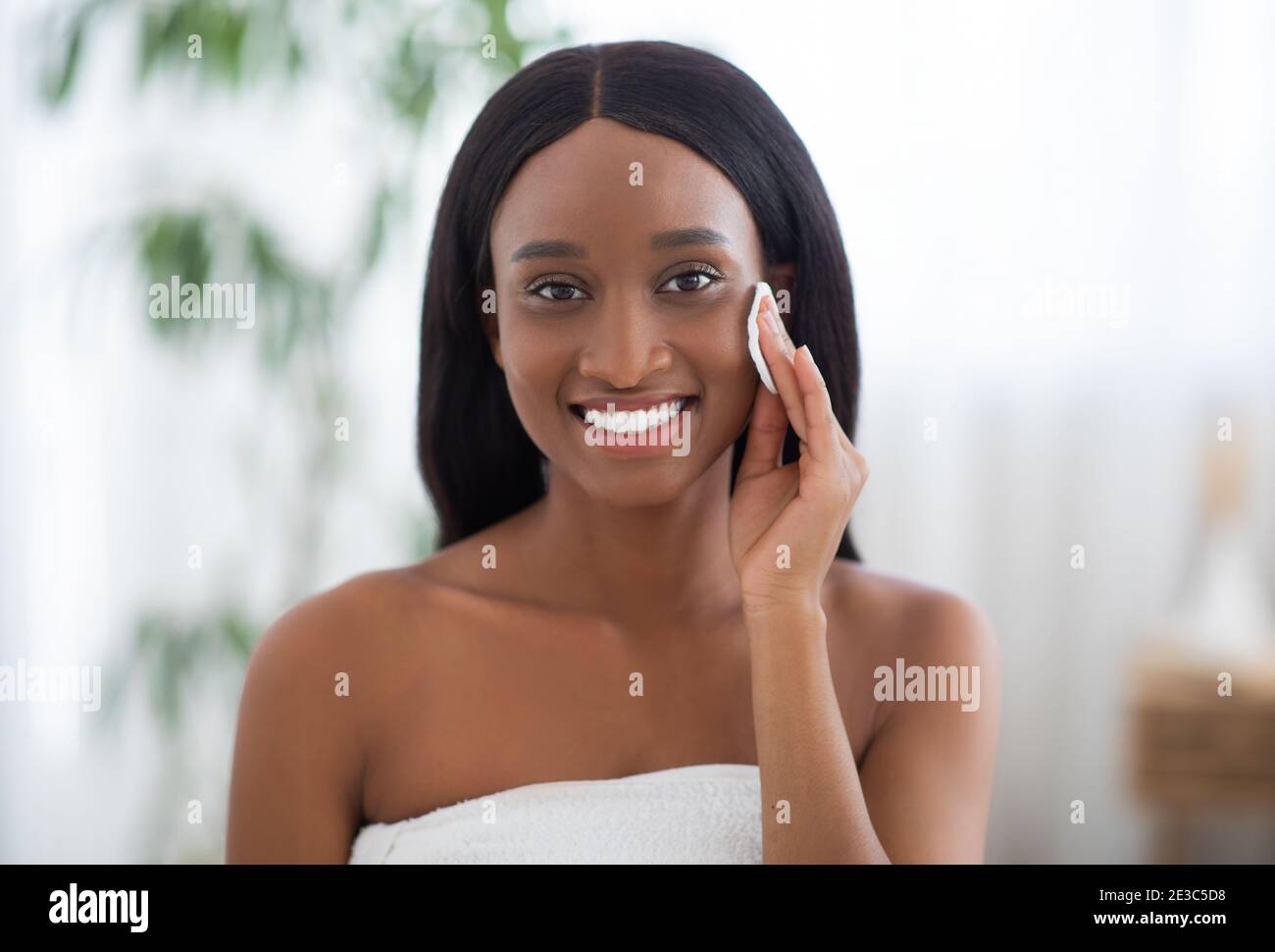 Nettoyage du visage, routine quotidienne de beauté saine, soin de la peau du visage Banque D'Images
