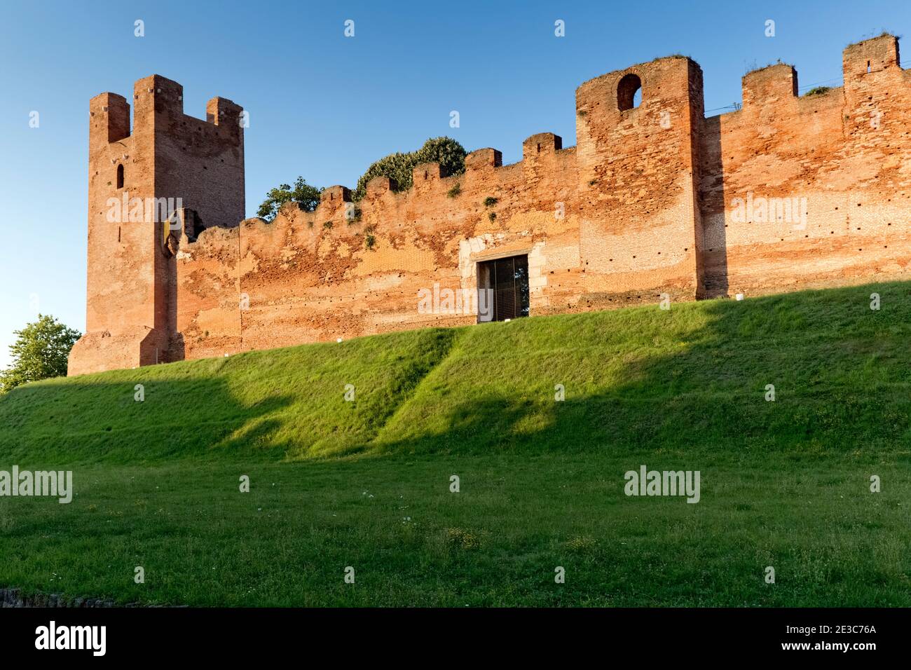 Castelfranco Veneto : tour médiévale et murs de la ville fortifiée. Province de Trévise, Vénétie, Italie, Europe. Banque D'Images