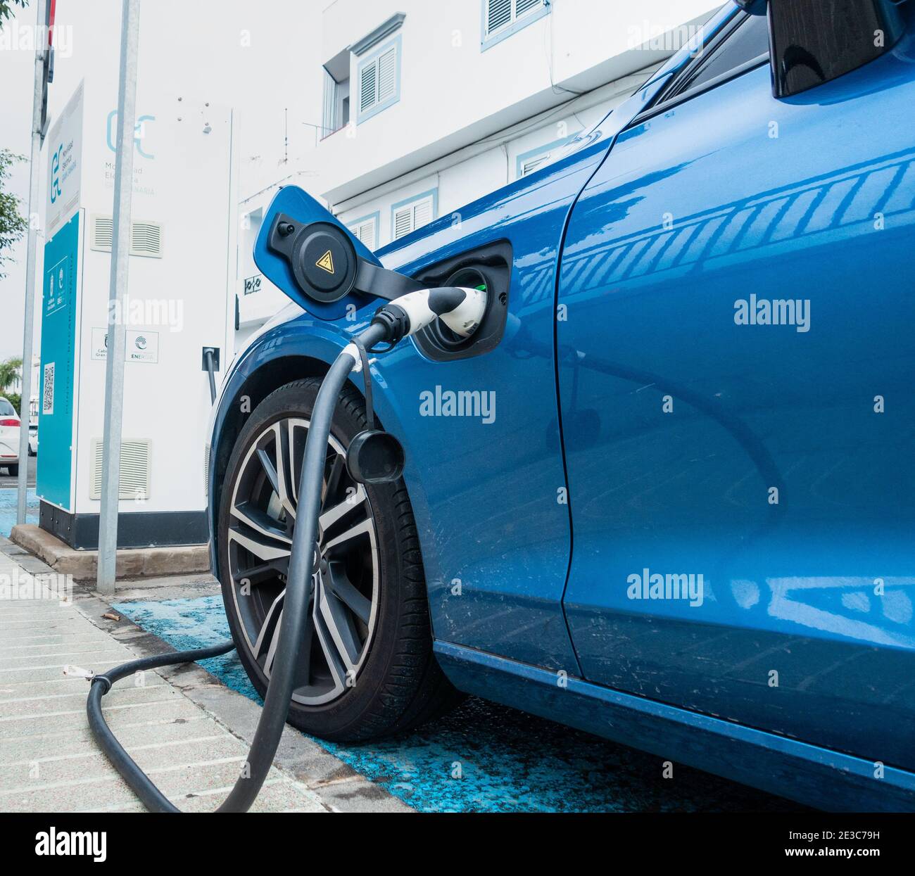 Voiture électrique Volvo au point de charge dans la rue en Espagne. Banque D'Images