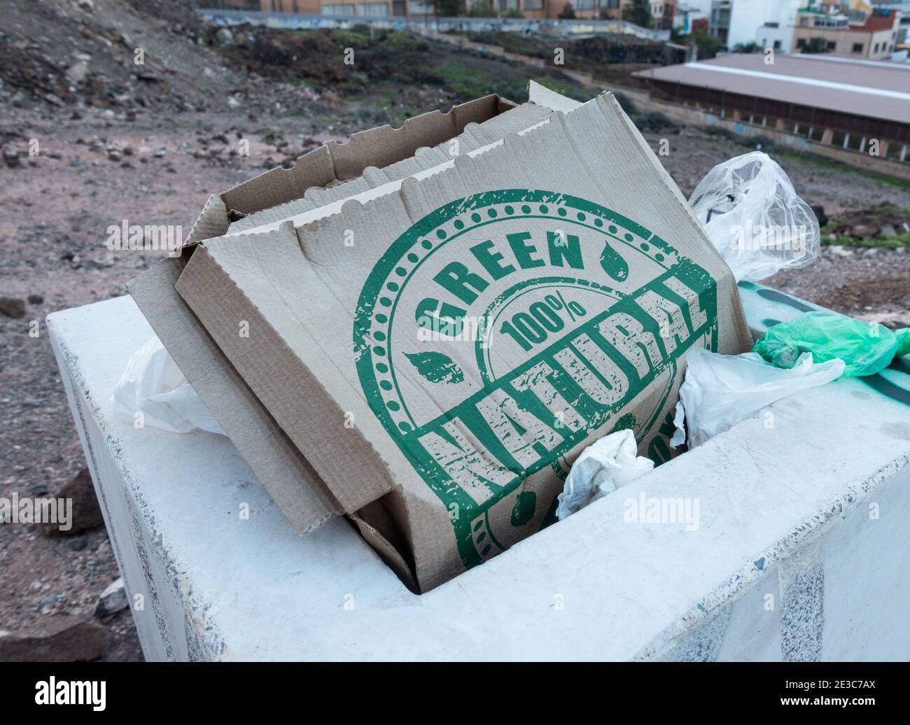 emballage de boîte à pizza 100 % vert et naturel dans un bac à litière avec sacs en plastique. Banque D'Images