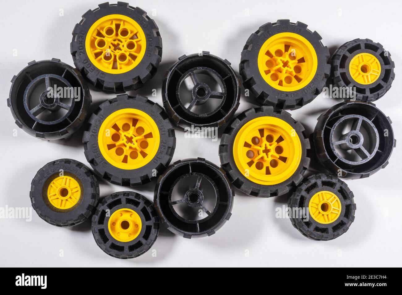 Roues Lego noires et jaunes de différentes tailles Banque D'Images