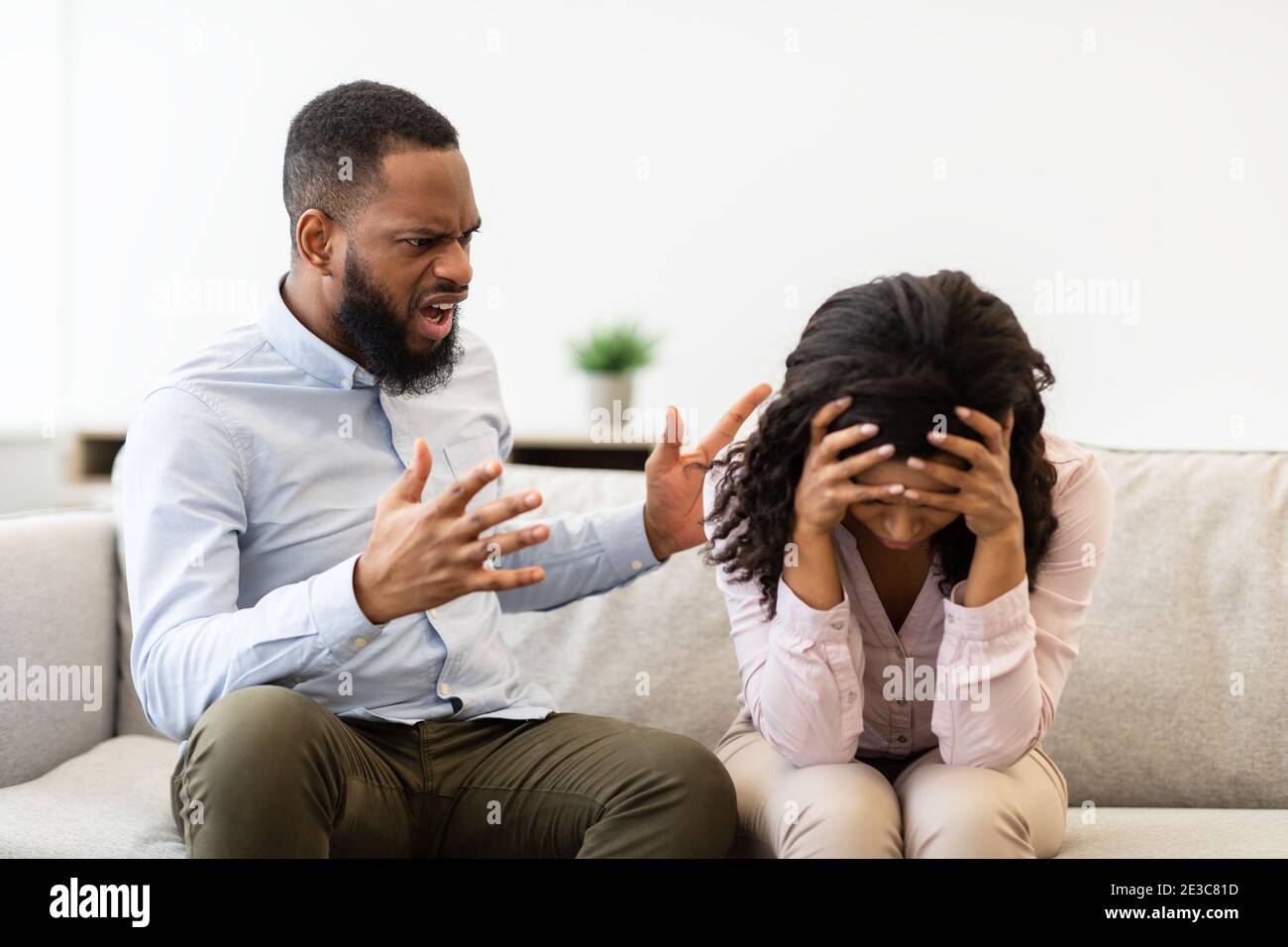 Un jeune couple noir marié qui se batte, se hurle les uns les autres Banque D'Images