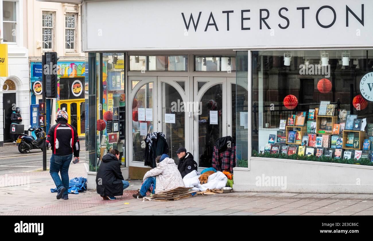 Brighton UK 18 janvier 2021 - sans-abri dans une entrée de magasin à Brighton aujourd'hui pendant le coronavirus COVID-19 restrictions de verrouillage en Angleterre . Le troisième lundi de janvier est connu sous le nom de Blue Monday parce qu'il est apparemment le jour le plus déprimant de l'année : crédit Simon Dack / Alamy Live News Banque D'Images