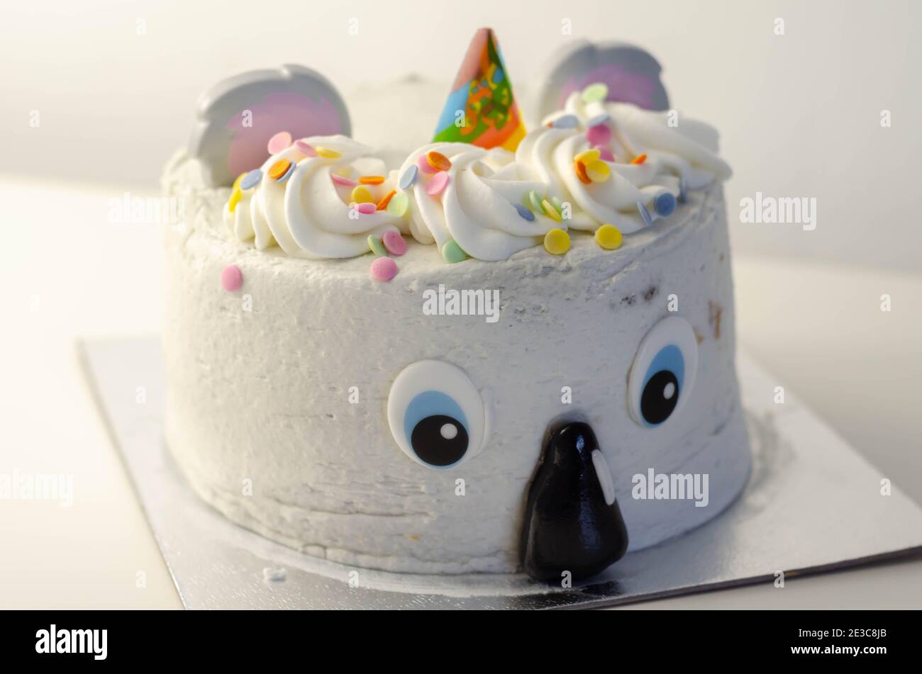 Eponge De Madere Recouverte De Glacage Et De Confiture De Framboises Recouverte De Glacage Doux Avec Des Decorations Comestibles Gateau En Forme D Ours Koala Fete D Anniversaire Photo Stock Alamy