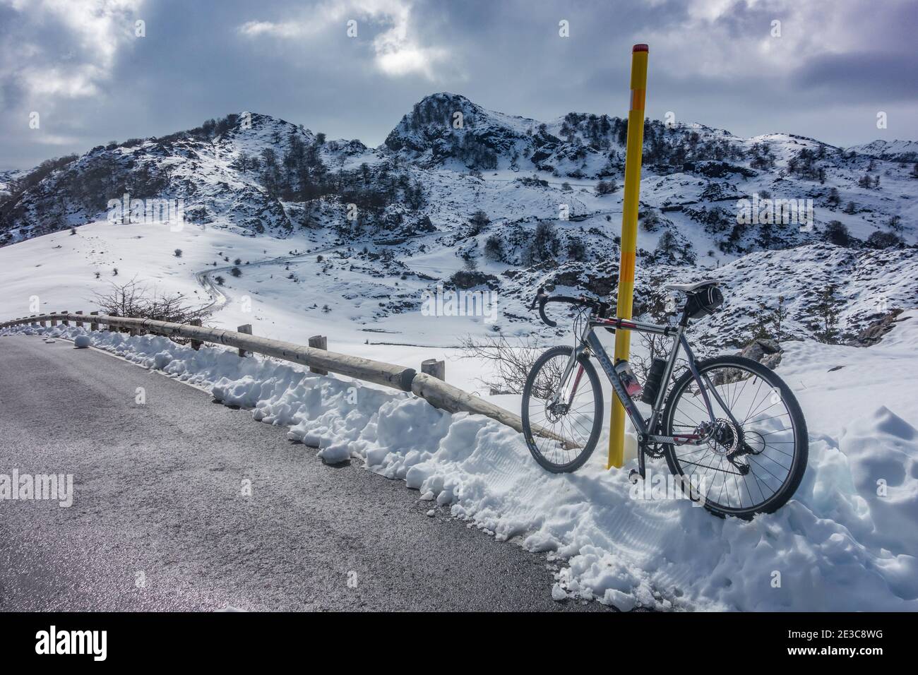 Lagos de Covadonga, parc national Picos de Europa, célèbre escalade à vélo utilisée à Vuelta a España, situé dans les Asturies, Espagne Banque D'Images