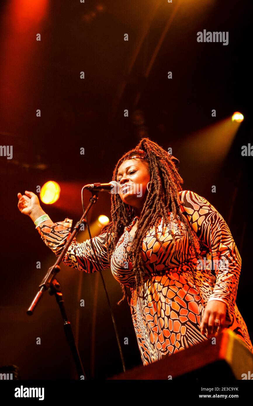 Caron Wheeler of Soul II Soul chante en direct sur scène à Somerset House, Londres Banque D'Images