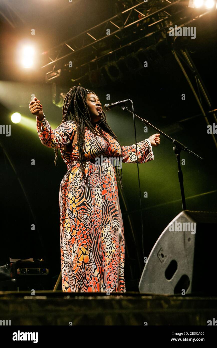 Caron Wheeler of Soul II Soul chante en direct sur scène à Somerset House, Londres Banque D'Images