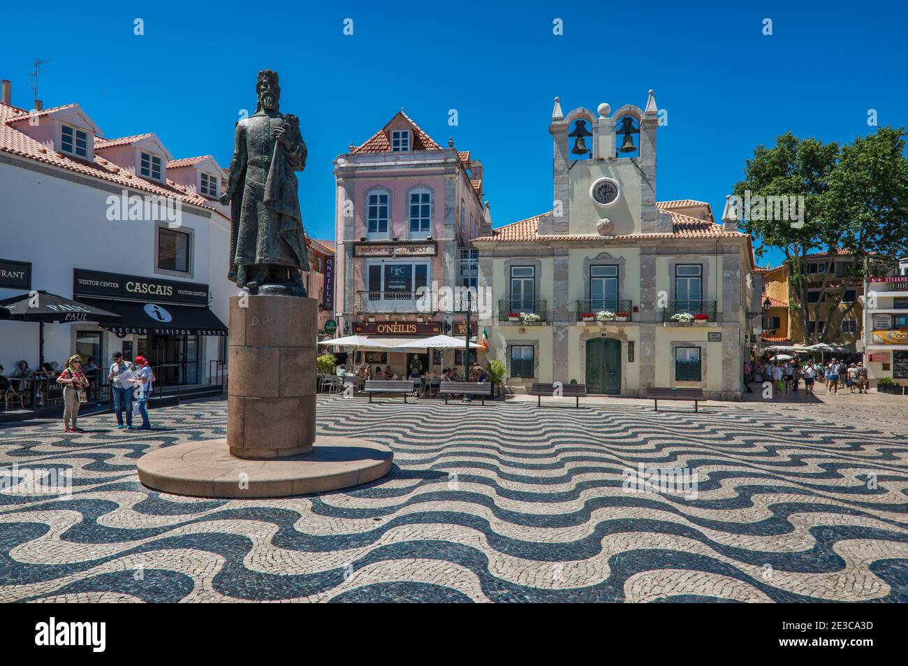 Dom Pedro I, statue du roi Pierre I, pavé de pavés à motifs à Praca de Outubro, à Cascais, quartier de Lisbonne, région de Lisbonne, Portugal Banque D'Images