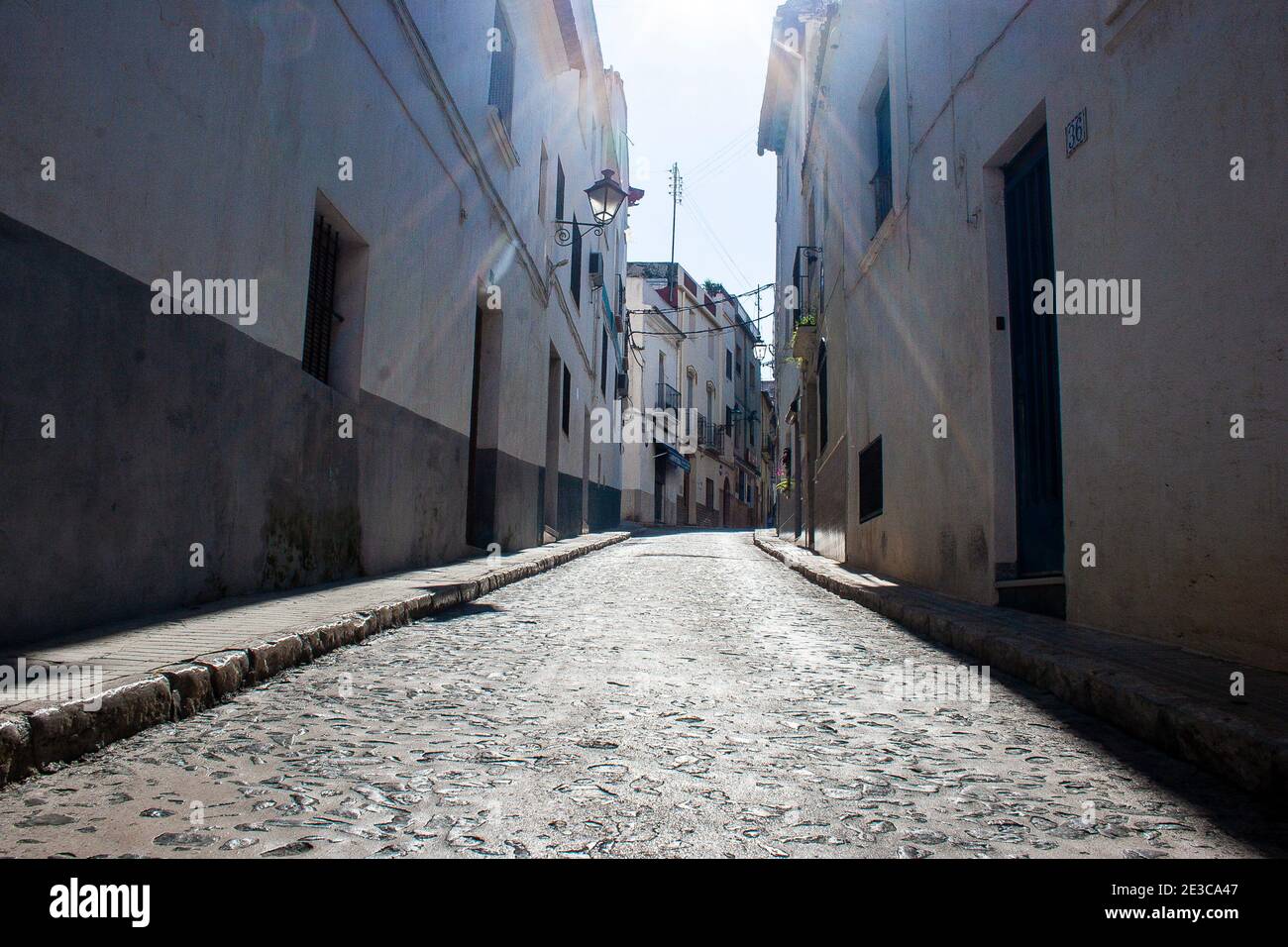 Vide rue étroite dans la vieille ville d'Oliva in La région Valencienne d'Espagne Banque D'Images