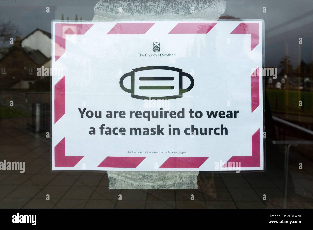 'Vous devez porter un masque facial dans l'église' signe - Eglise d'Ecosse, Royaume-Uni Banque D'Images
