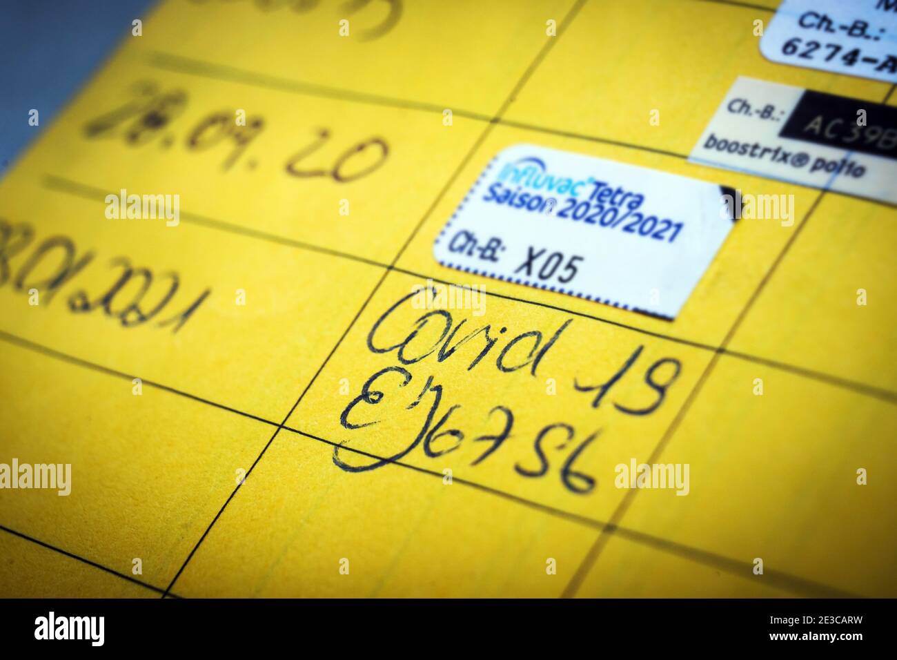 Dortmund, 18.1.2021. Corona-Impfung, Eintragung in einem Impfpass einer am 3.1.2021 mit dem COVID-19-mRNA-Impfstoff der Firma Biontech geimpften personne. --- Dortmund, 18 janvier 2021. Vaccin Corona, certificat dans une carte de vaccination d'une personne qui a été vaccinée le 03/01/2021 avec le vaccin COVID-19 mRNA de Biontech. Banque D'Images