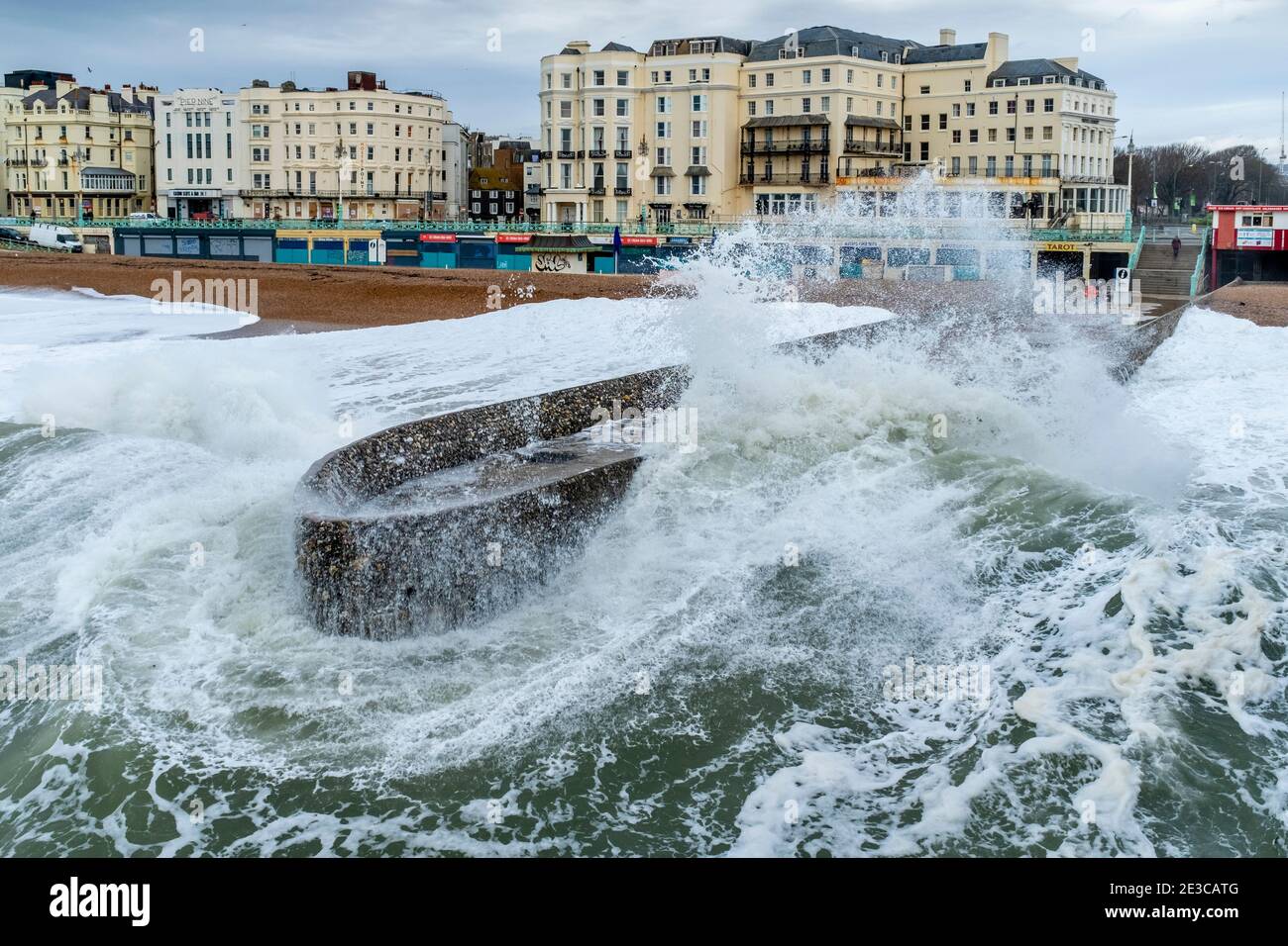 Sers & High Tide à Brighton, East Sussex, Royaume-Uni. Banque D'Images