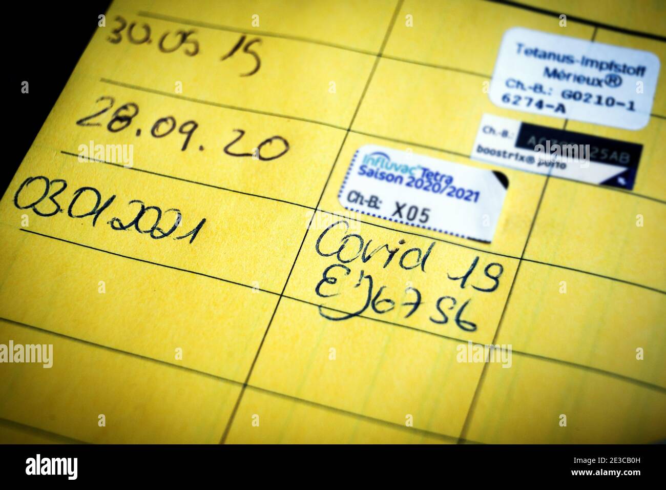 Dortmund, 18.1.2021. Corona-Impfung, Eintragung in einem Impfpass einer am 3.1.2021 mit dem COVID-19-mRNA-Impfstoff der Firma Biontech geimpften personne. --- Dortmund, 18 janvier 2021. Vaccin Corona, certificat dans une carte de vaccination d'une personne qui a été vaccinée le 03/01/2021 avec le vaccin COVID-19 mRNA de Biontech. Banque D'Images