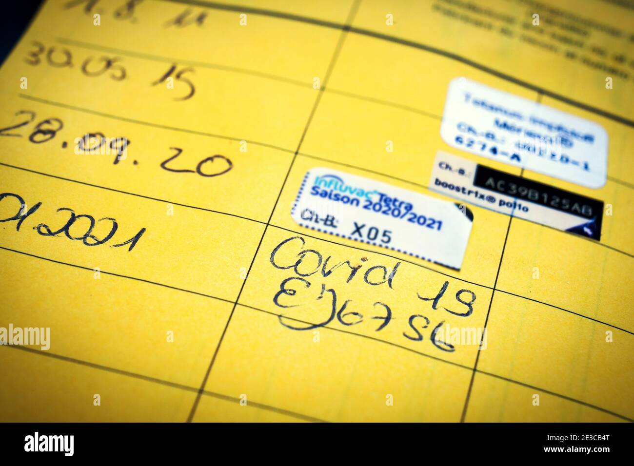 Dortmund, 18.1.2021. Corona-Impfung, Eintragung in einem Impfpass einer am 3.1.2021 mit dem COVID-19-mRNA-Impfstoff der Firma Biontech geimpften personne. --- Dortmund, 18 janvier 2021. Vaccin Corona, certificat dans une carte de vaccination d'une personne qui a été vaccinée le 03/01/2021 avec le vaccin COVID-19 mRNA de Biontech. Banque D'Images