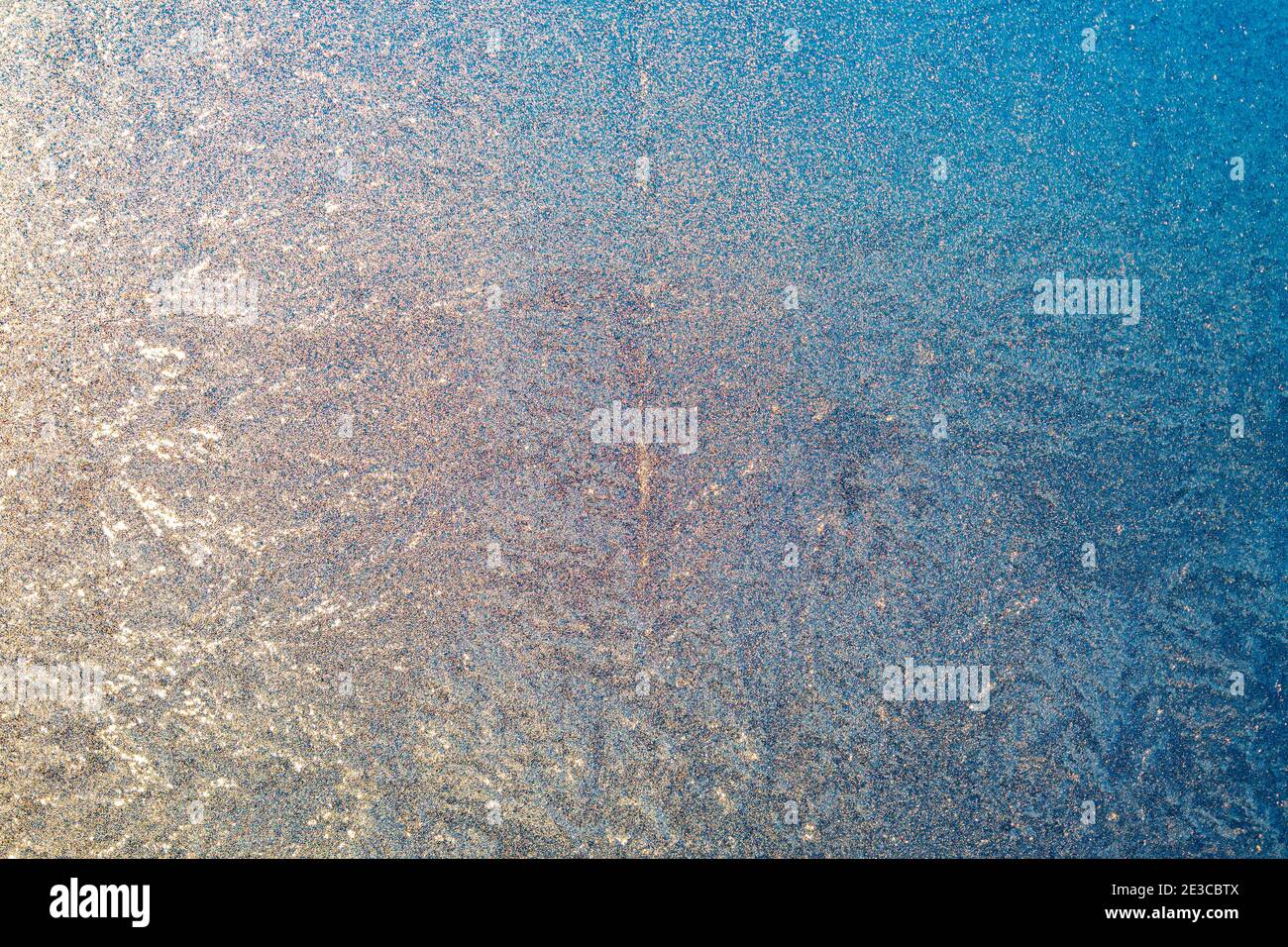 Surface gelée avec motif glacé sur la glace de la vitre à froid jour d'hiver Banque D'Images
