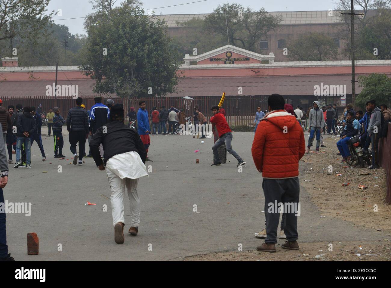 Les visiteurs pakistanais arrivant au zoo de Lahore pour profiter des vacances du dimanche Pendant le temps brumeux hiver saison dans la capitale provinciale Lahore Banque D'Images