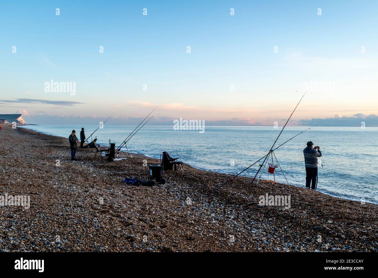 Les gens de la région pêchant sur la plage à Seaford, East Sussex, Royaume-Uni. Banque D'Images
