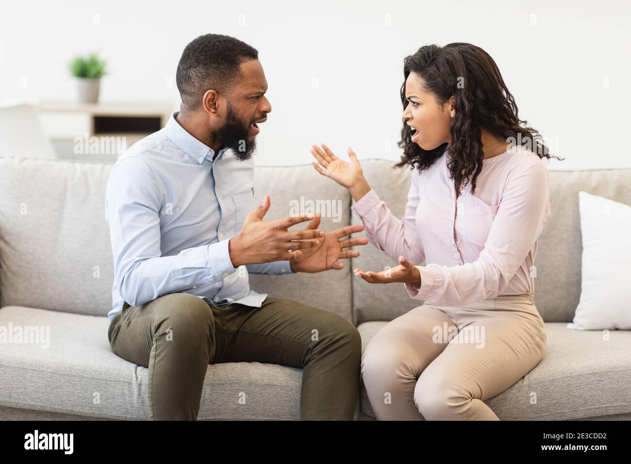 Un jeune couple noir marié se batte, criant les uns aux autres Banque D'Images
