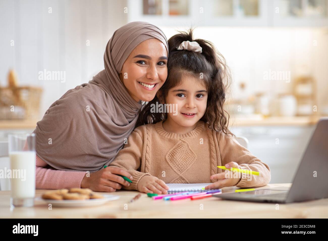 Portrait d'une maman musulmane heureuse et d'une petite fille posant dans Intérieur de la cuisine Banque D'Images