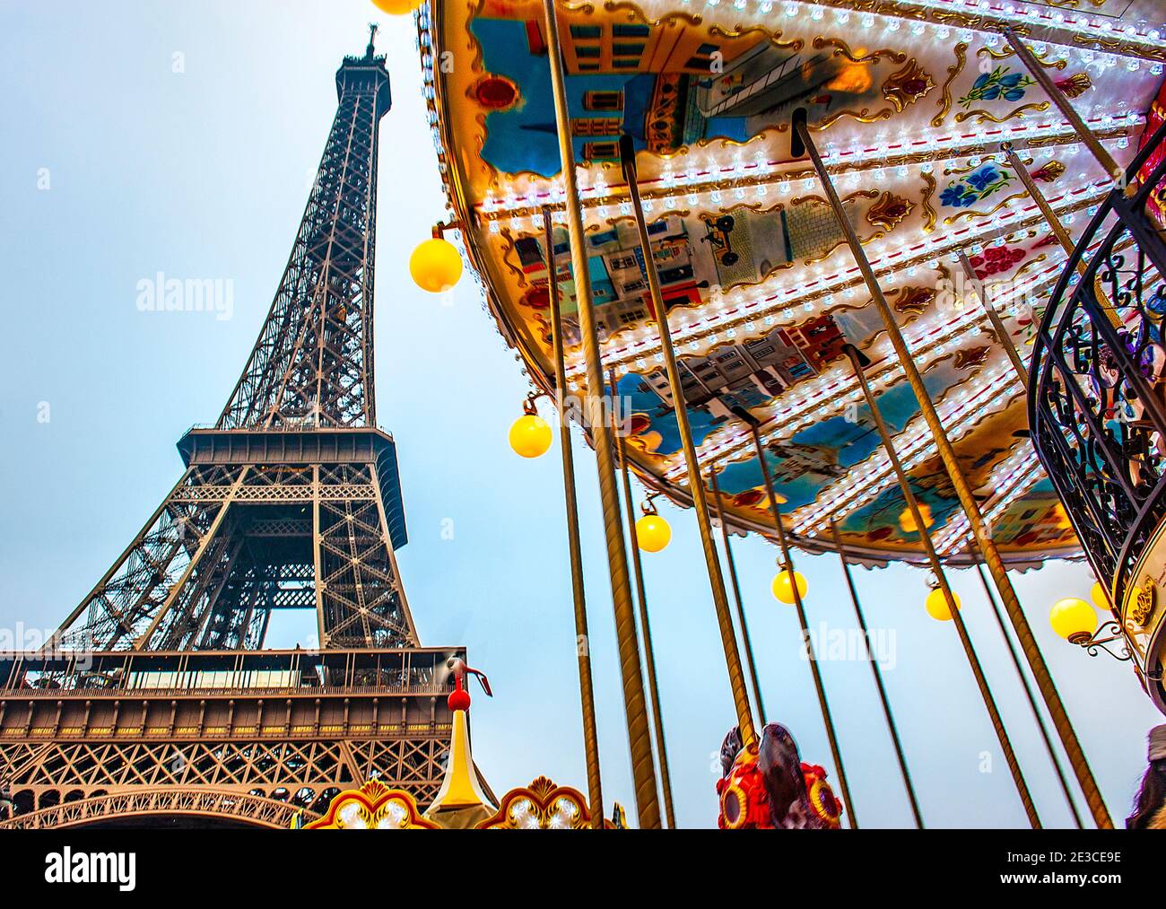 Un carrousel nostalgique invite les passants à profiter d'une promenade près de la tour Eiffel, Paris Banque D'Images
