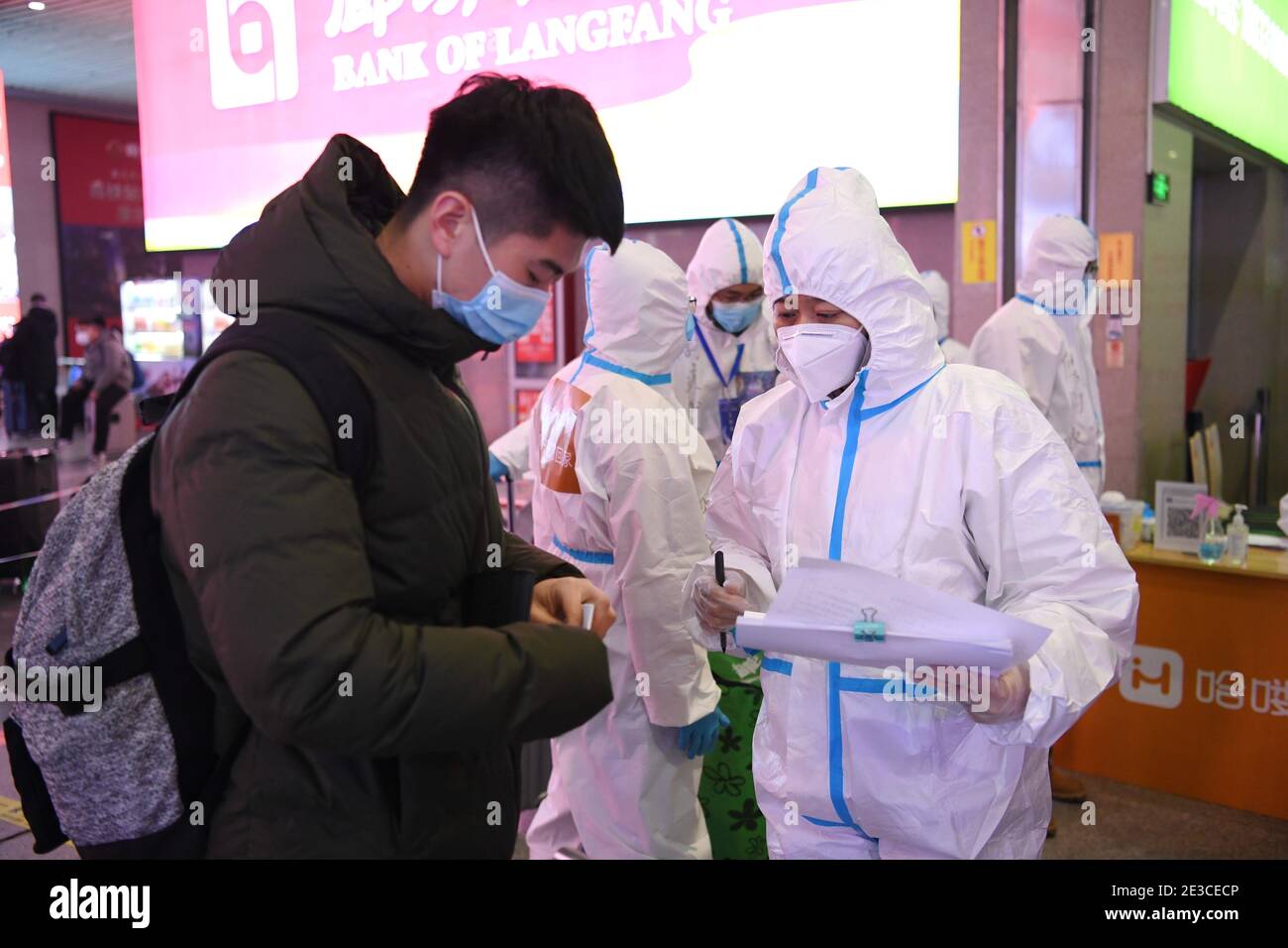 (210118) -- SHIJIAZHUANG, le 18 janvier 2021 (Xinhua) -- UN voyageur de retour s'inscrit pour un service de transport gratuit à la gare de Shijiazhuang, au milieu de la pandémie COVID-19 à Shijiazhuang, dans la province de Hebei, dans le nord de la Chine, le 18 janvier 2021. Comme tous les autres services de transport en commun de Shijiazhuang ont été suspendus à des fins de prévention et de contrôle de la COVID-19, les conducteurs de transport en commun locaux ont avancé et se sont portés volontaires pour aider. Dirigée par Fan Yuejia, âgé de 36 ans, cette équipe de 800 conducteurs bénévoles offre des trajets gratuits aux voyageurs arrivant dans la ville à l'approche du New Yea lunaire chinois Banque D'Images