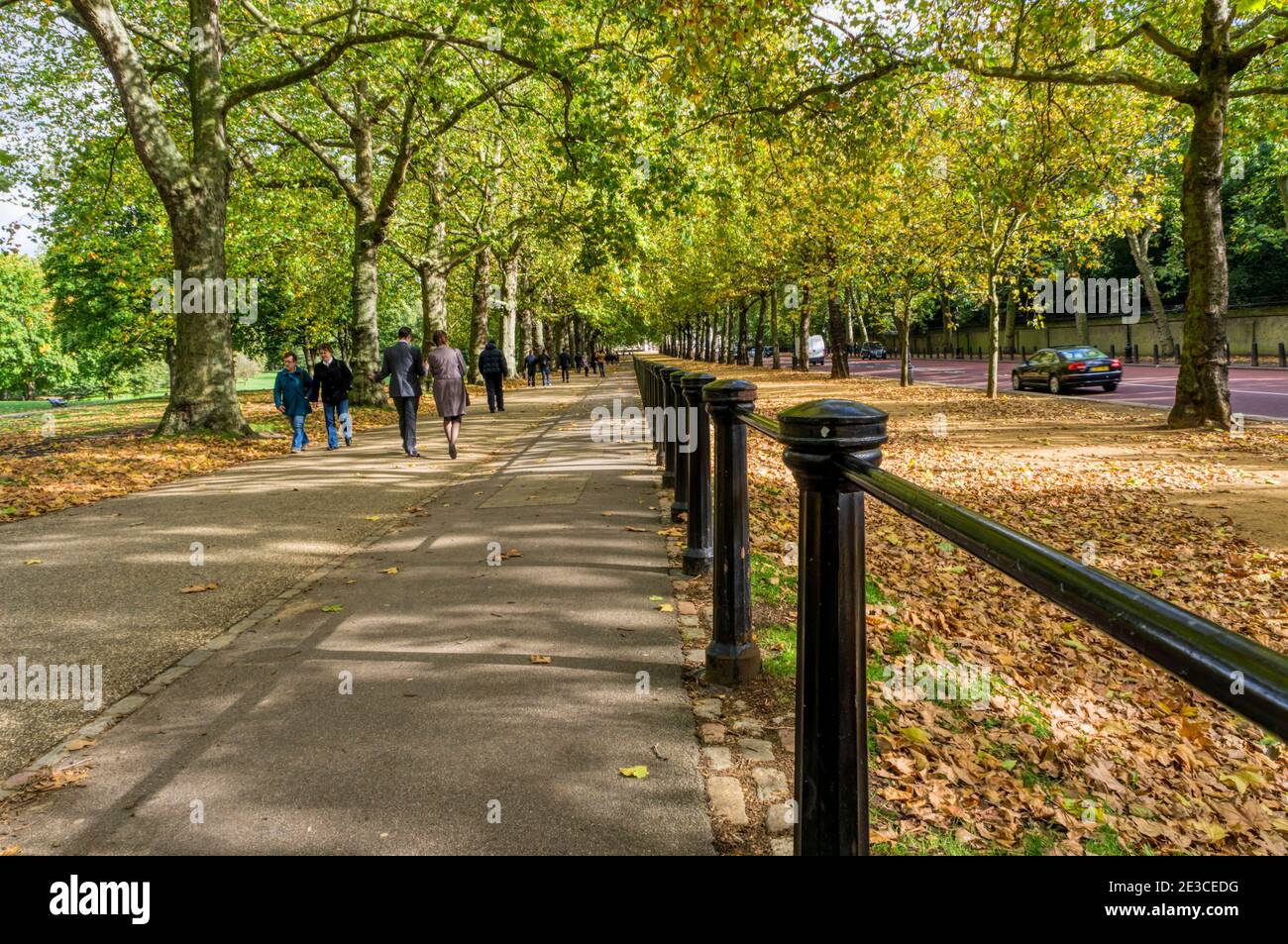 Les gens qui marchent le long de Constitution Hill au bord de Green Park à Londres pendant l'automne. Banque D'Images